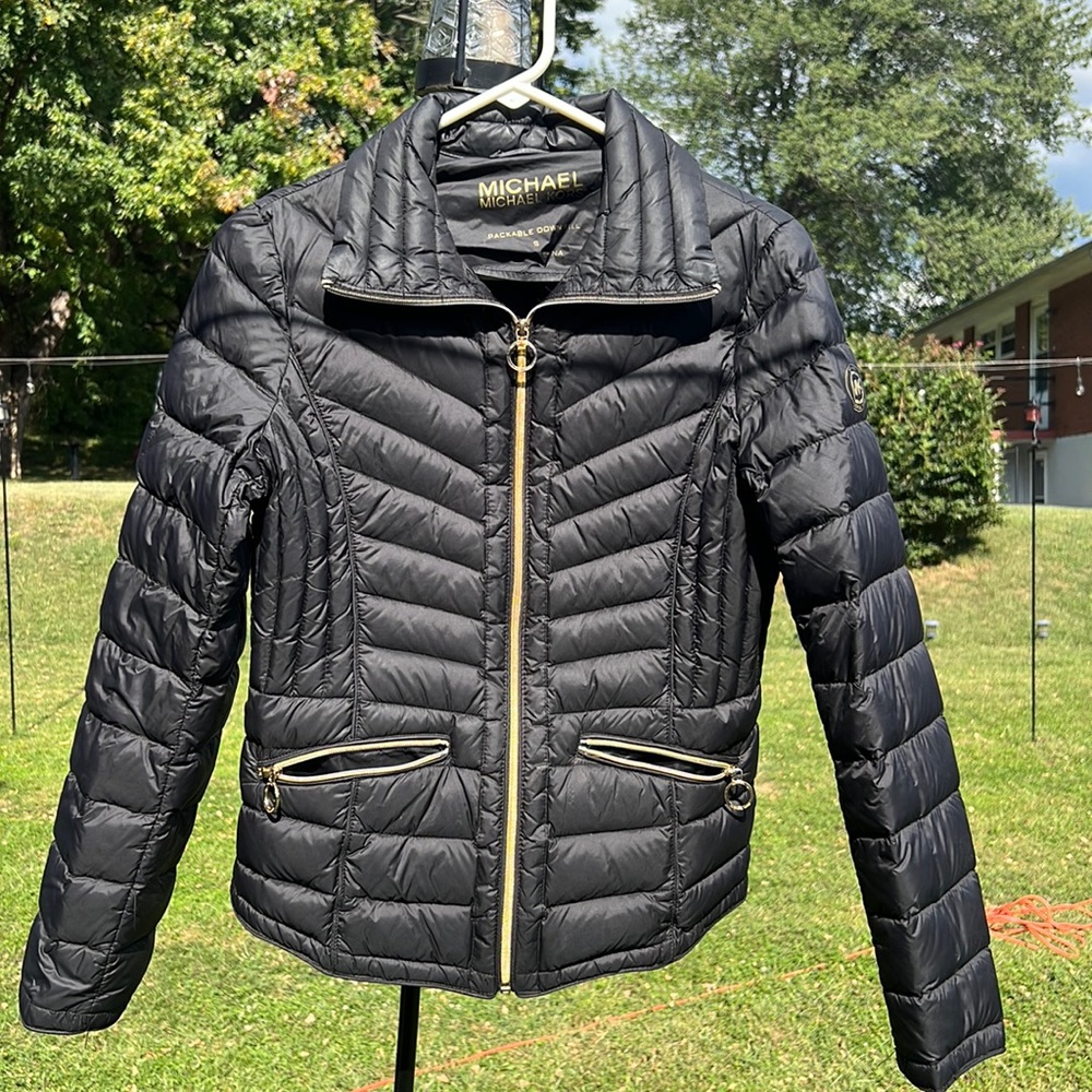Stylish Michael Kors jacket. Light and water-proof, perfect for fall/winter.